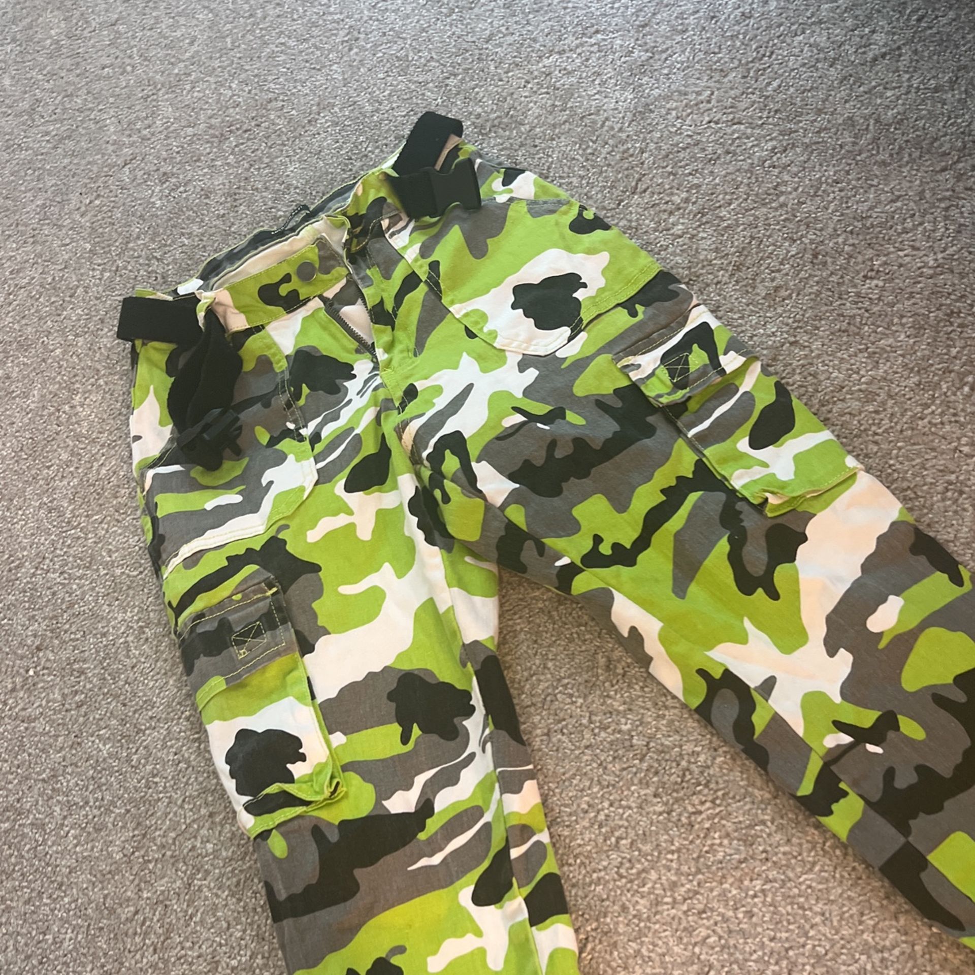 Fashion Nova - Green Camo pants - SMALL
