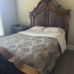 Bedroom Set  - 4 Piece - Queen 