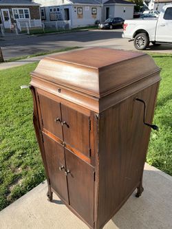 Vintage victorola phonograph
