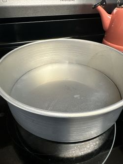 Magic Line Commercial Baking Cake Pan, Round, 10" x 3", with Removable Bottom.