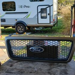  Grill For  A 2004 Ford F150 5.4 PACE CAB 