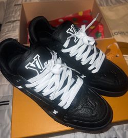 Lv Trainers ( Size 9.5)
