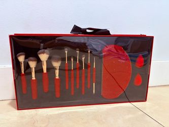 Glitz and glam makeup brushes