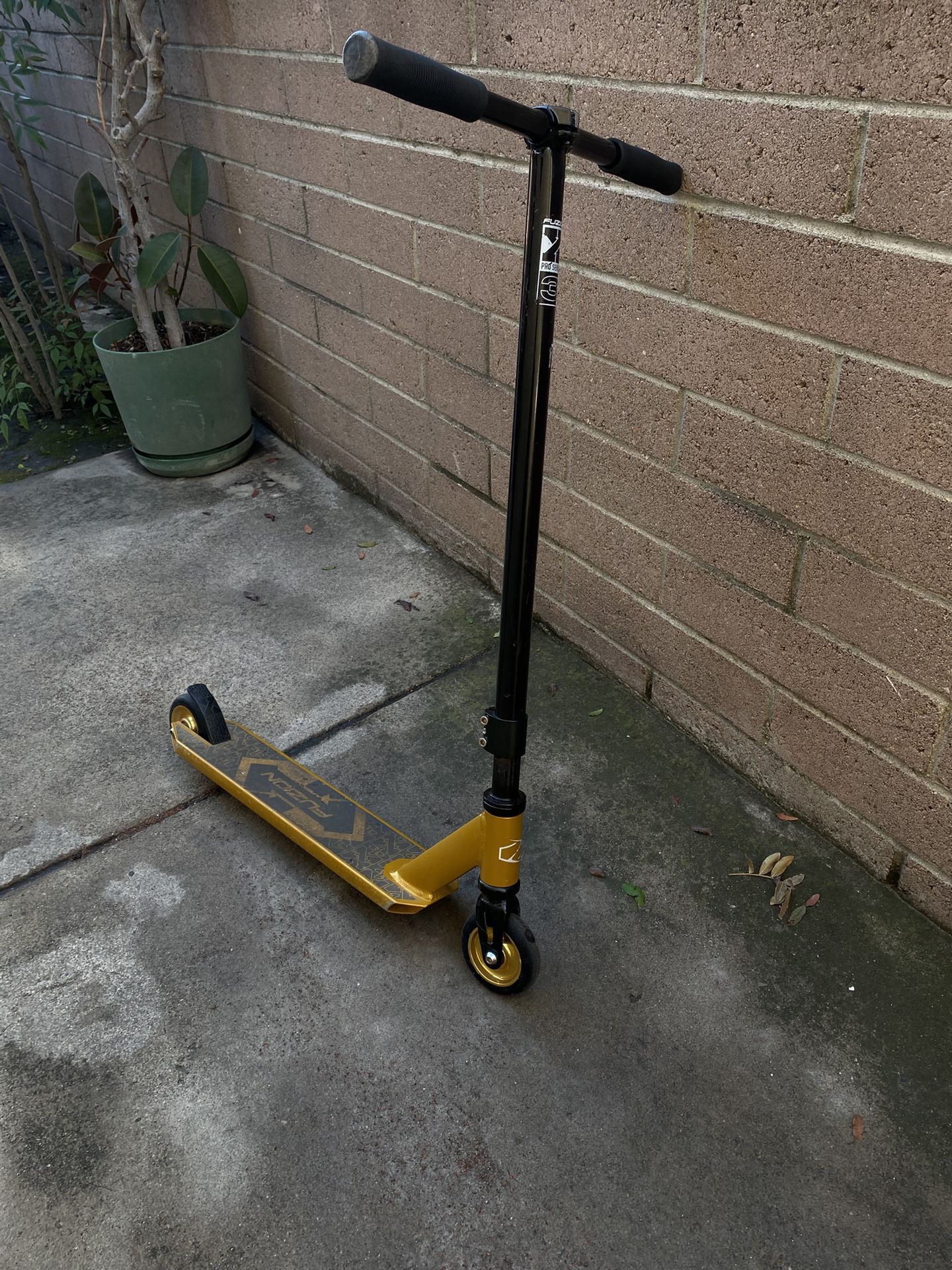 FUZION Pro Scooter Black