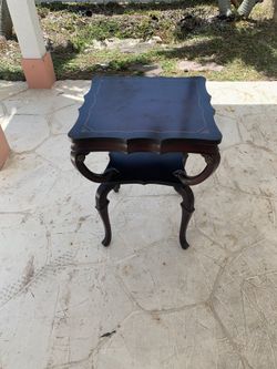 2 pieces of Beautiful Antiques end table.