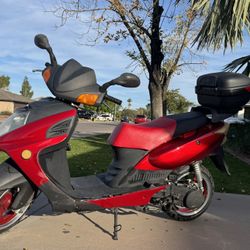 2011 Motor Scooter / Moped  For Sale ! Only 350 Miles , 50cc