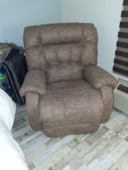 BRAND NEW OVERSIZED HUGE RECLINER