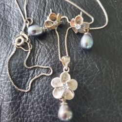 Sterling Sikver Real Pearl's Jewery Set. Needs Cleaned.