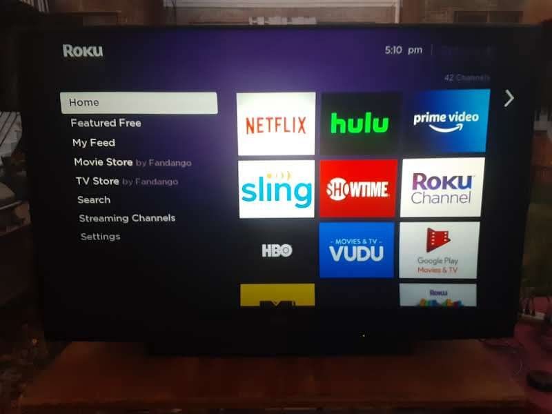 73"MITSUBISHI 1080P DIGITAL LASER PROJECTION TV WITH MATCHING STAND AND ROKU REMOTE CONTROL $300 FINAL PRICE 