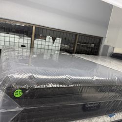 QUEEN SIZE SIMMONS BEAUTYREST BLACK PILLOW TOP MATTRESS & BOX SPRING BED SET