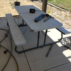 FOLDING TABLE