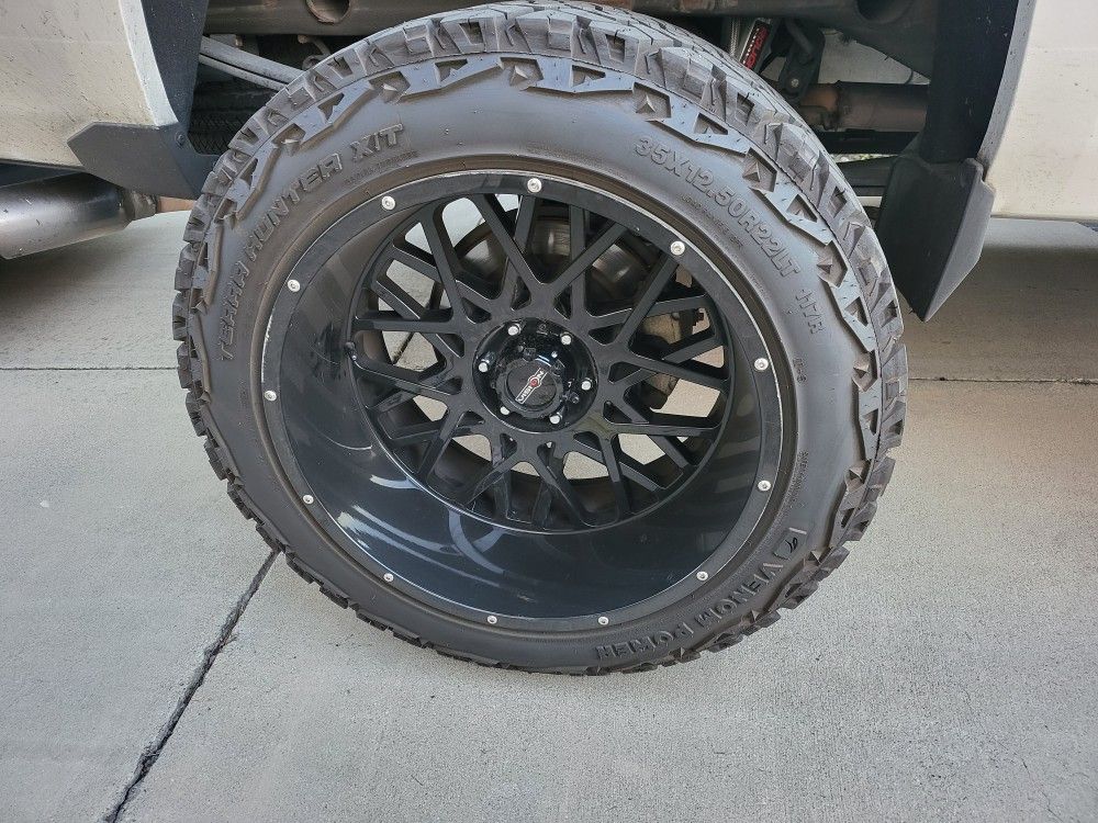 2 Venom 33x12.5 22 Tires