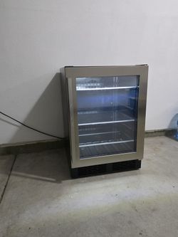 Hisense 23.4-in W 164 -Can Capacity Stainless stee Built-in/Freestanding Indoor Beverage Refrigerator with Glass Door