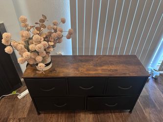 5 drawer dresser in Great Condition