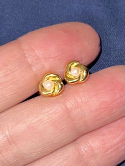 Vintage AVON Ladies Pearl Pierced Earrings