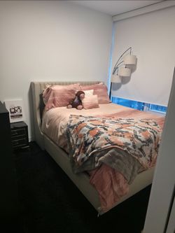 Less than year old bedroom set for sell