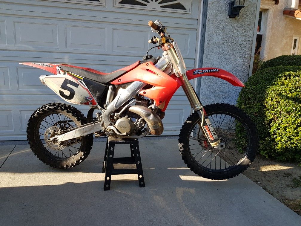 2002 Honda CR250R Dirt bike Green Sticker for Sale in Chino Hills, CA OfferUp