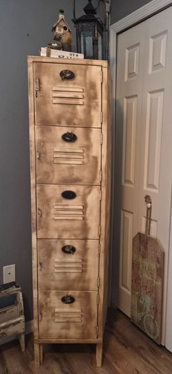 Farmhouse/Rustic 5 comparment metal locker!