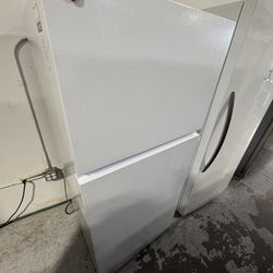 Hisense Refrigerator 18 Cu Ft White Top Bottom Fridge