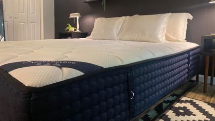 Queen Dreamcloud Classic Mattress - Like New