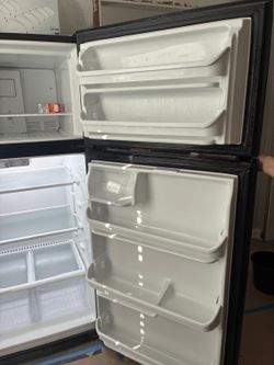 Kenmore Top Freezer Refrigerator in Black 30 in.