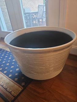 2 extra large pots/planters