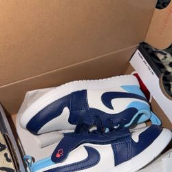 NEW TODDLER NIKE SIZE 9C !!