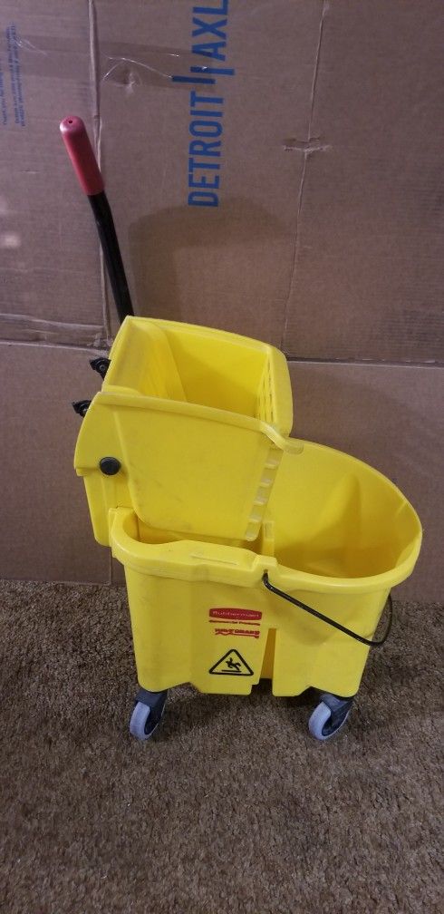 2 Rubbermaid Mop Buckets With Ringers