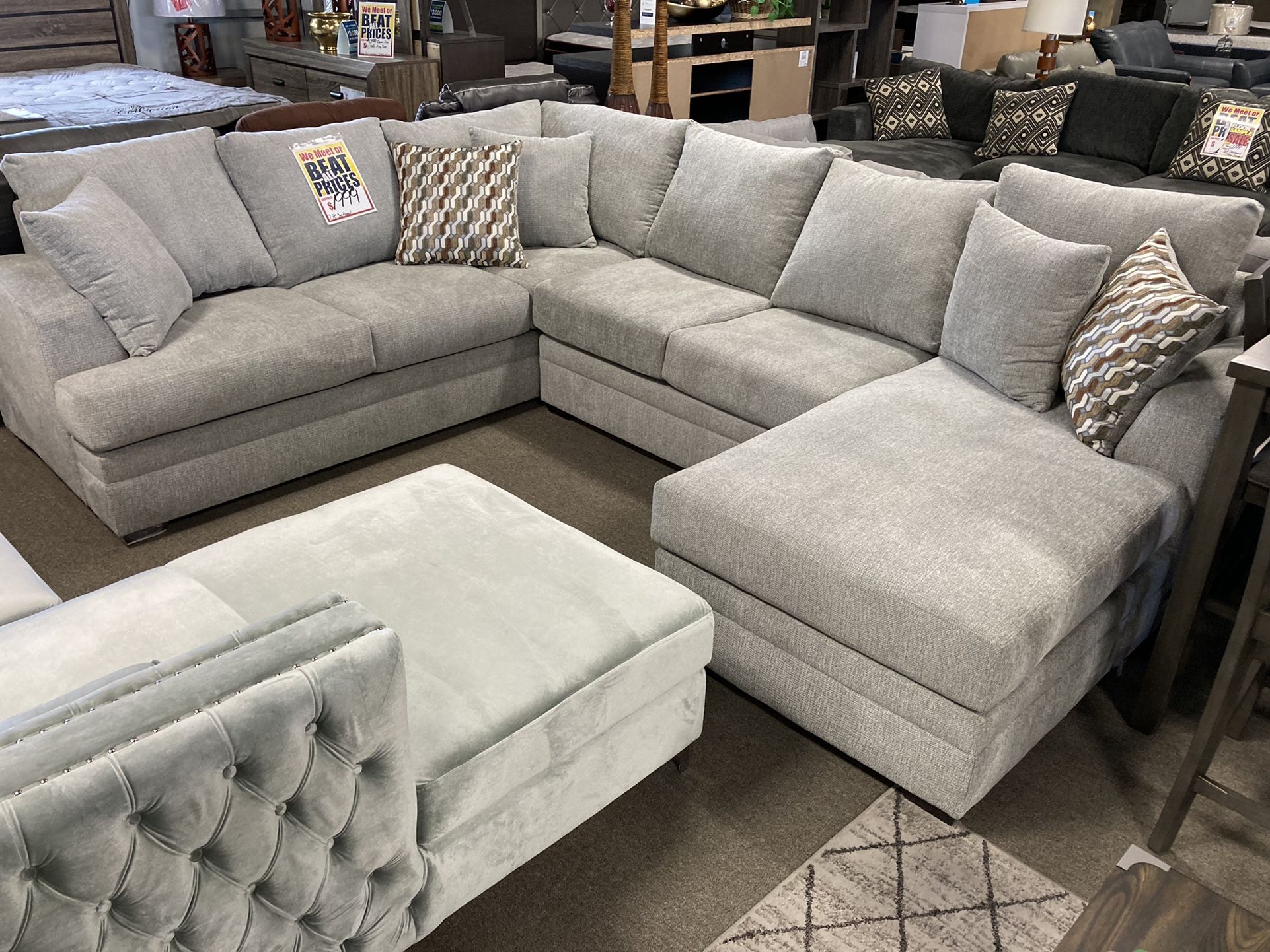 Lovely Sectional ✨🤍 Easy Financing Available ✨💙 Free Delivery 🚚
