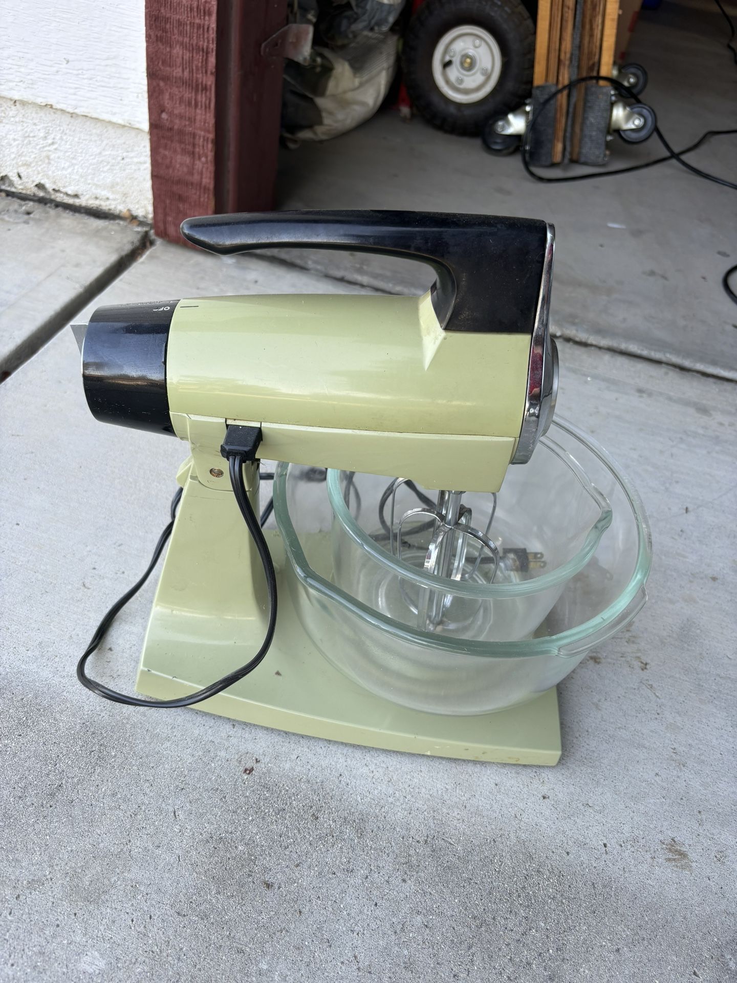VTG Sunbeam Mixmaster Stand Mixer 12 Speed + 2 Bowl Avocado