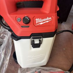 Milwaukee M12 12-Volt 2 Gal. Lithium-lon Cordless Handheld Sprayer Tool Only 