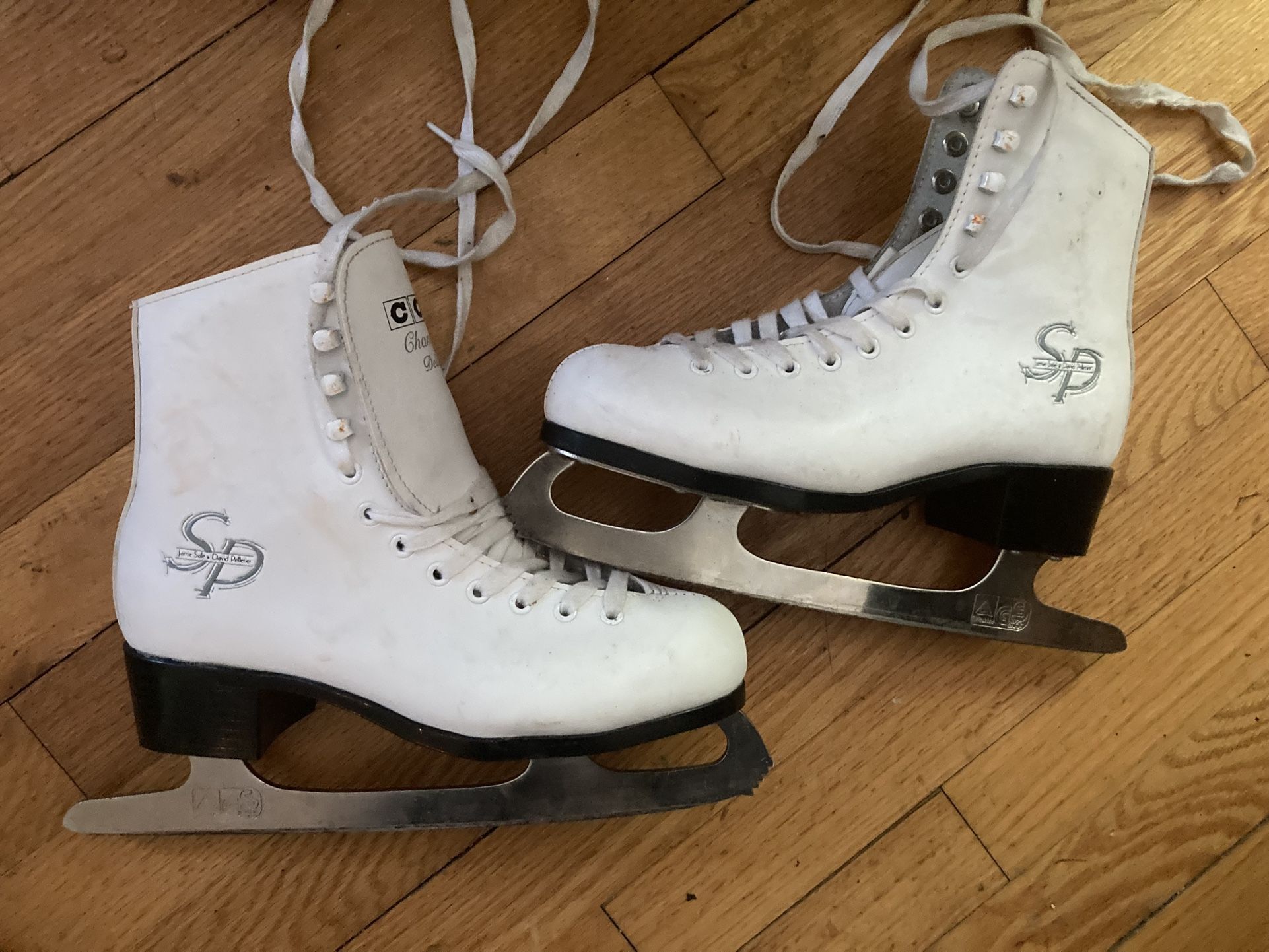 CCM WOMENS Ice Skates Sz 6