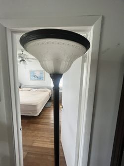 Lámpara De Pedestal Base Metal Pantalla De Cristal 70” De Altura.