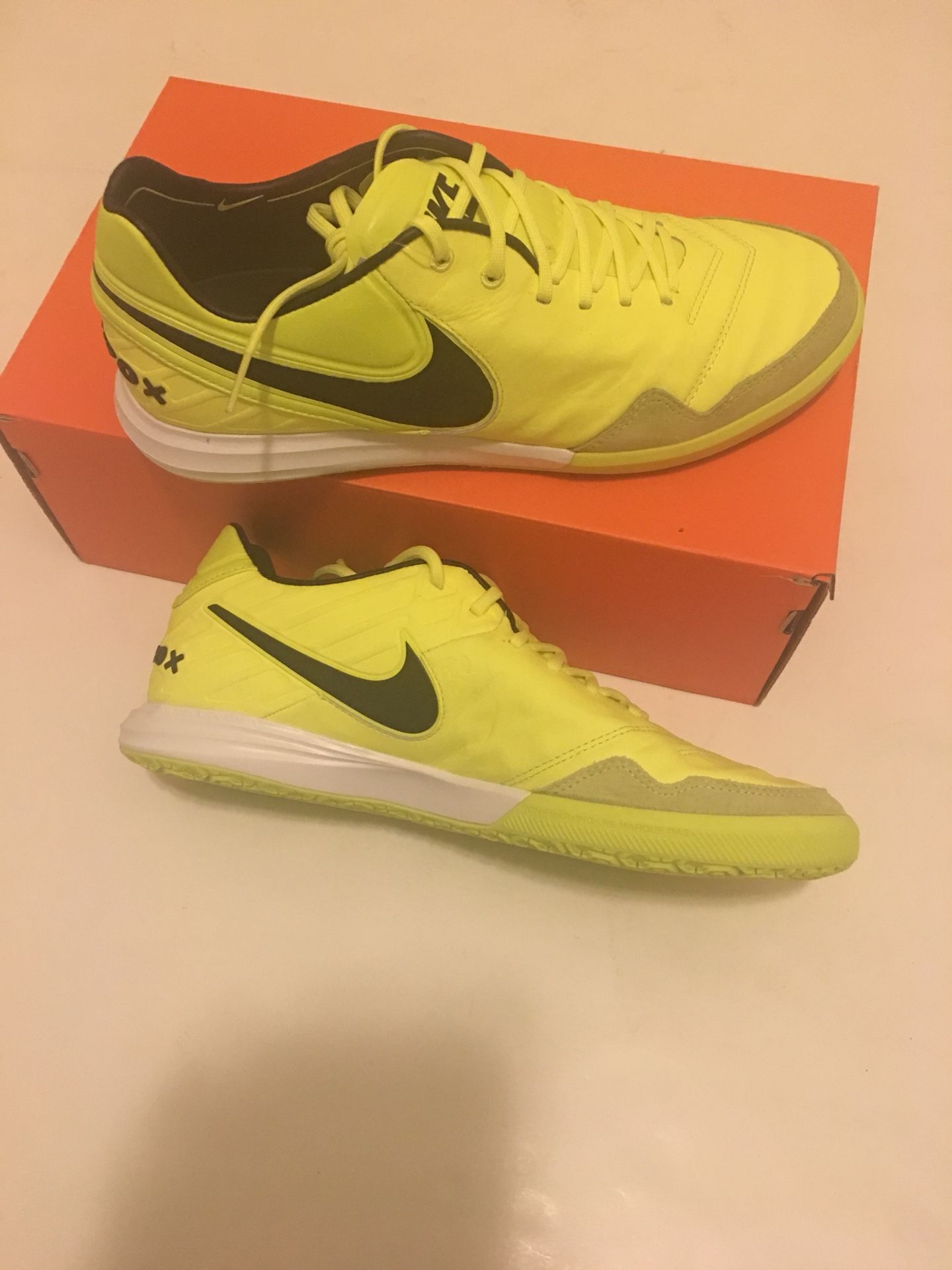 New Nike TiempoX Proximo IC 843961-707 Indoor Soccer Shoes Size 8 and 9.5 Leather