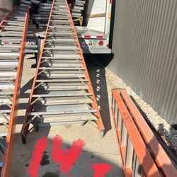 Escalera de 14 pies de fibra de vidrio, doble subida casi nueva 