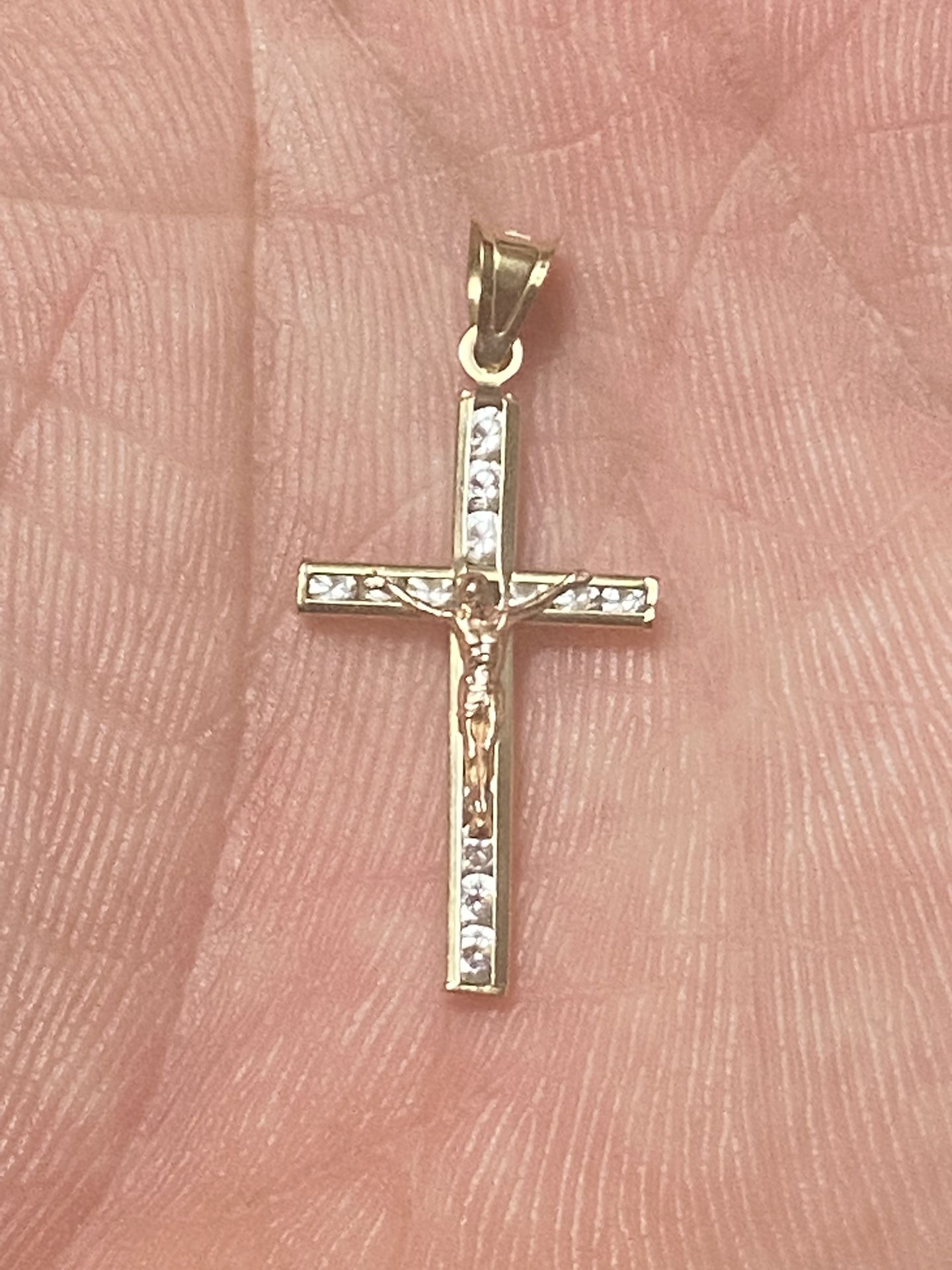 10-carat gold cross with very beautiful stones, new Jesus is rose gold, the size of two dimes, I ask for 140, firm price.