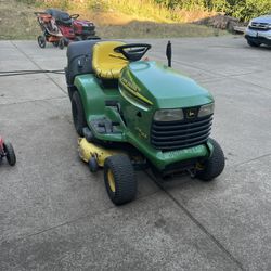 John Deere Riding Lawn Mower With Bagger 