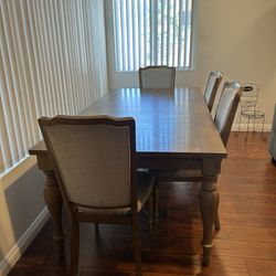 Dining Table and 4 Chairs. 