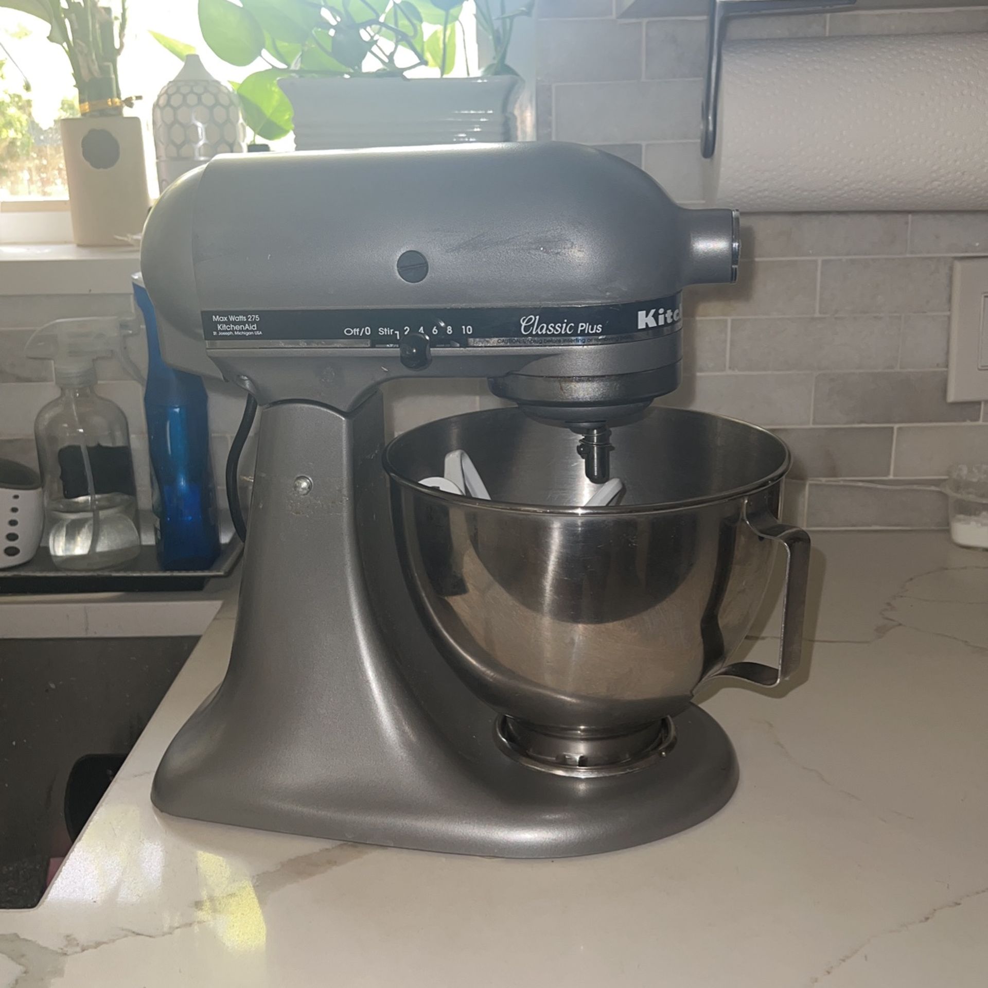 KitchenAid® Classic™ Series 4.5 Quart Tilt-Head Stand Mixer, White, K45SS