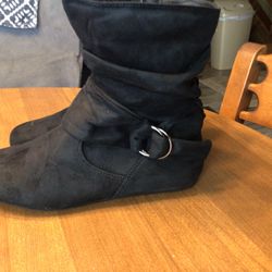 Ladies Forever Brand Small Boots 