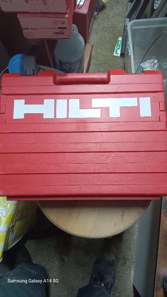 Tools, HILTI ELECTRIC POWER SCREW GUN,WITH 2BOXES OF 1000 EACH IN THE BOX.TWO