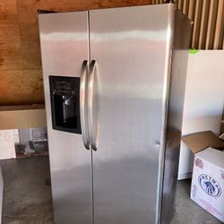 GE STAINLESS STEEL REFRIGERATOR $250 OBO *** WORKS GREAT,90 DAY WARRANTY,DELIVERY AVAILABLE 