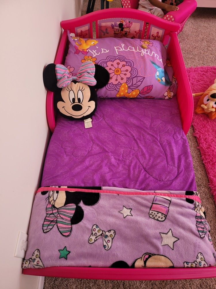 Minnie Mouse Toddler Bed - Must Go