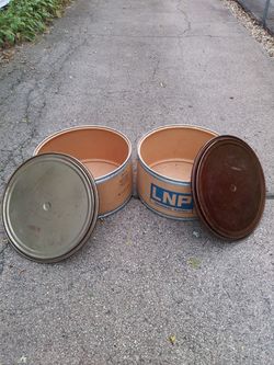 2 Containers Metal lid Round