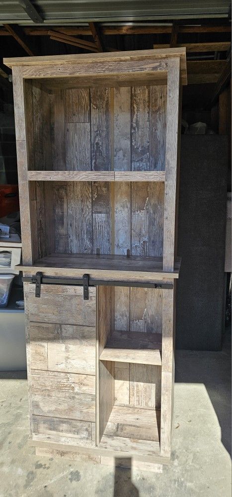 Armario de almacenamiento estilo farmhouse.