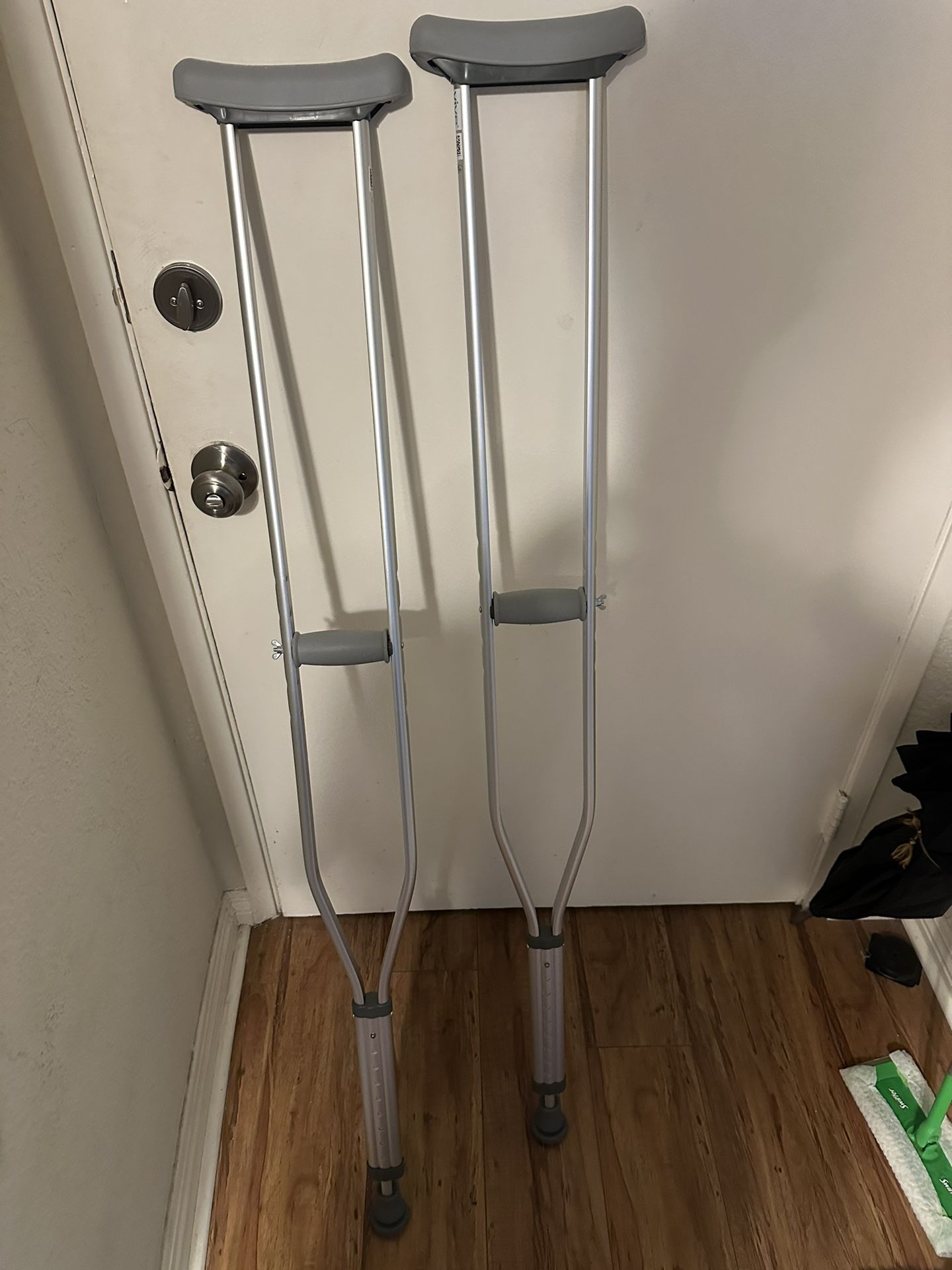 Crutches (new)