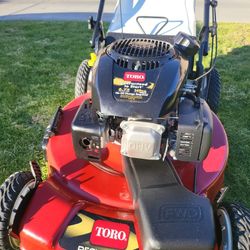TORO GAS SELF-PROPELLED LANW MOWER LIKE NEW 