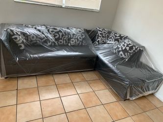 Black Sectional with 7 pillows included