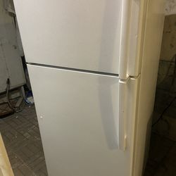 G.E. FRIDGE LOOKS & RUNS LIKE BRAND NEW IN & OUT. ITS BEEN CLEANED. RUNS EXCELLENT! NO ISSUES. NOTHING MISSING. NOTHING BROKEN, CRACKED OR GLUED. 18 c