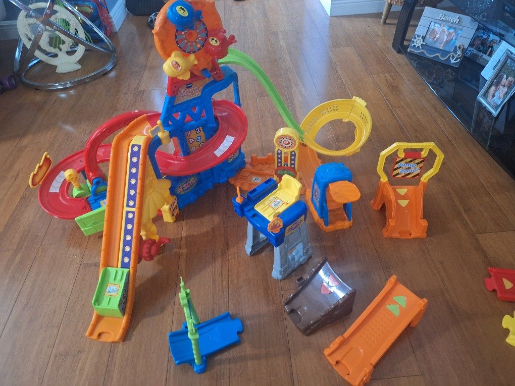 V tech race and play track